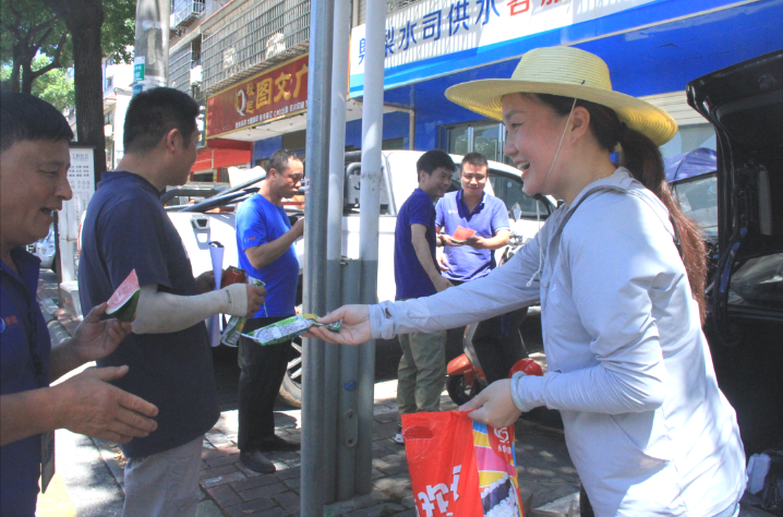 酷暑送清涼，關(guān)懷沁人心